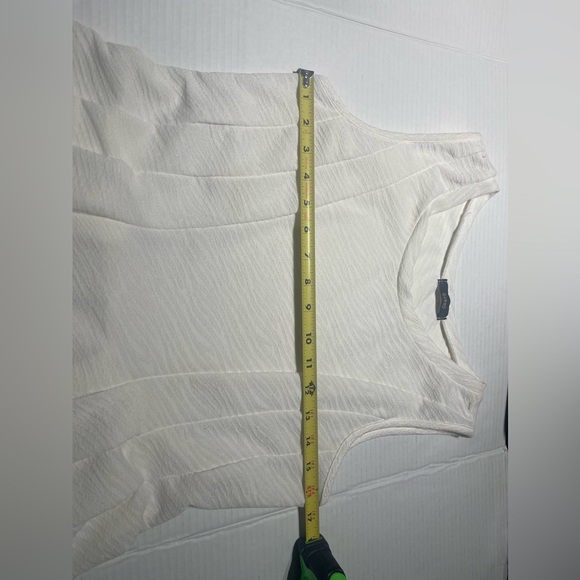 White Sleeveless Lightweight Peplum Top With Textured Fabric - Women’s  Large - Picture 4 of 8